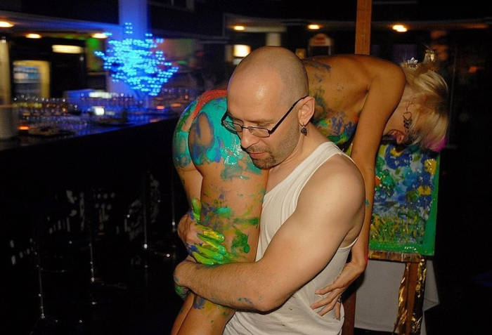 Női testeket használ ecsetként képeihez egy tatárföldi művész 2