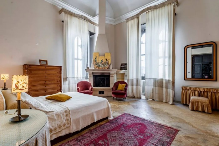 Eladó a villa, ahol A Keresztapát forgatták 10