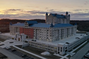 Messziről középkori kastély, közelről panelház ez az amerikai épületóriás