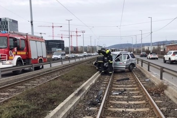 Egy Suzuki miatt állt le az 1-es villamos, fotókon a baleset