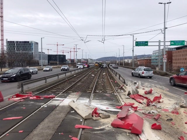 Egy Suzuki miatt állt le az 1-es villamos, fotókon a baleset 1