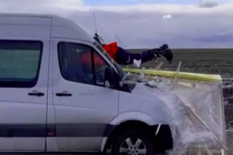 Gerinctörés után pokoli autós mutatvánnyal tért vissza az Instagram-kaszkadőr