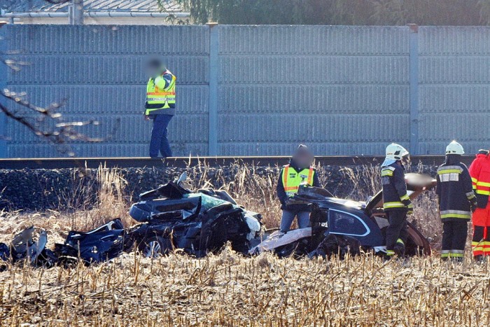 Kikerülte a sorompónál állókat, a 100-zal érkező vonat elé hajtott a 8-as útnál