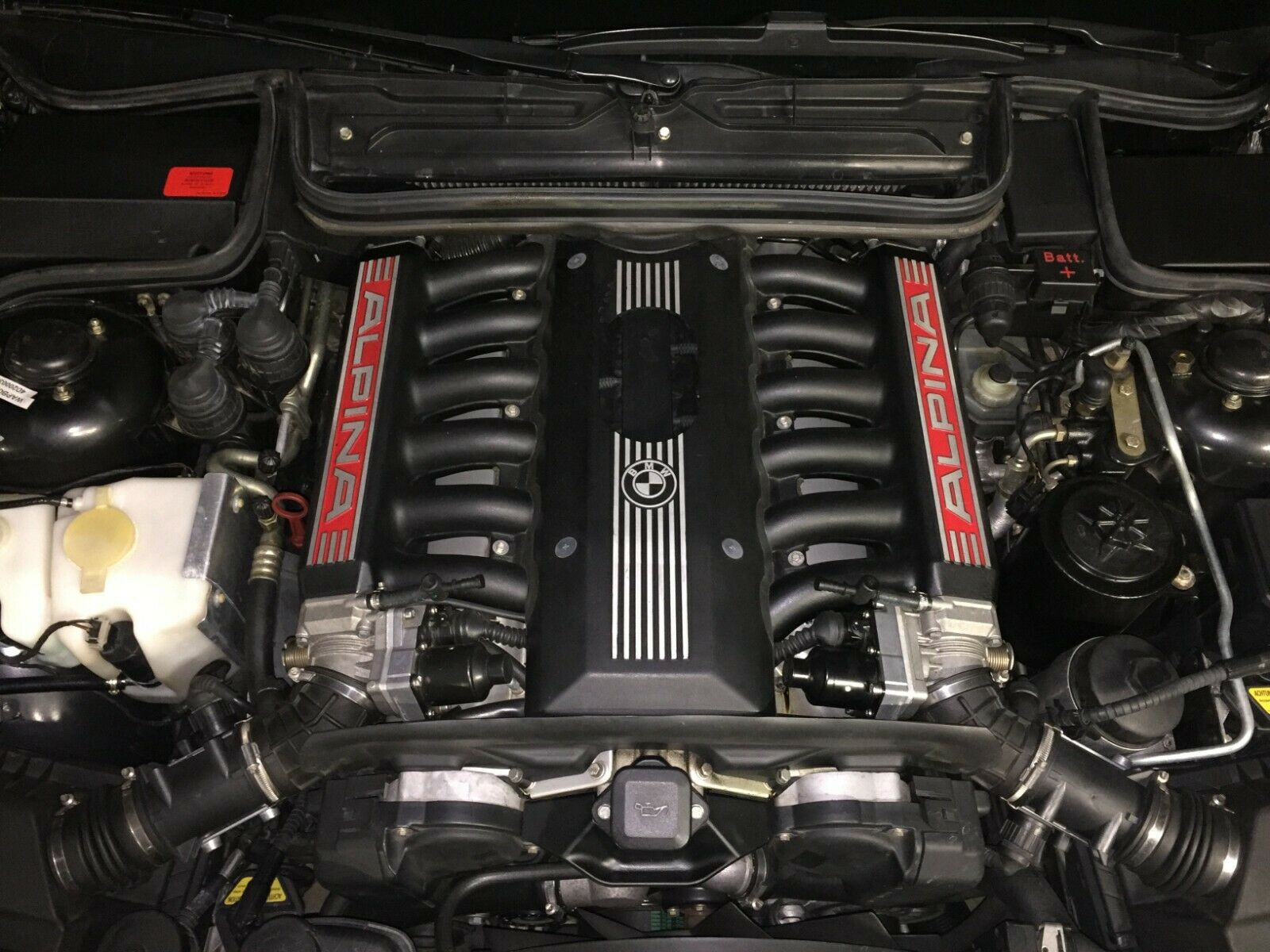 Ritkaságához méltó áron eladó a 90-es évek egyik legkomolyabb Alpina BMW-je 4