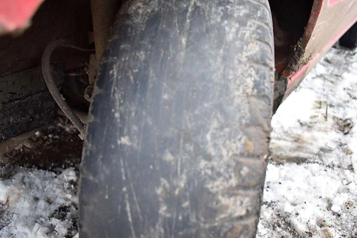 Tükörsimára kopott gumikkal akart meglépni a somogyi rendőrök elől, persze nem sikerült