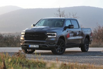 Amerikában ez normális, itt őrülten sok – RAM 1500
