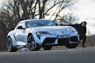 Toyotának furcsa, de négy hengerrel is sportautó a Supra 78