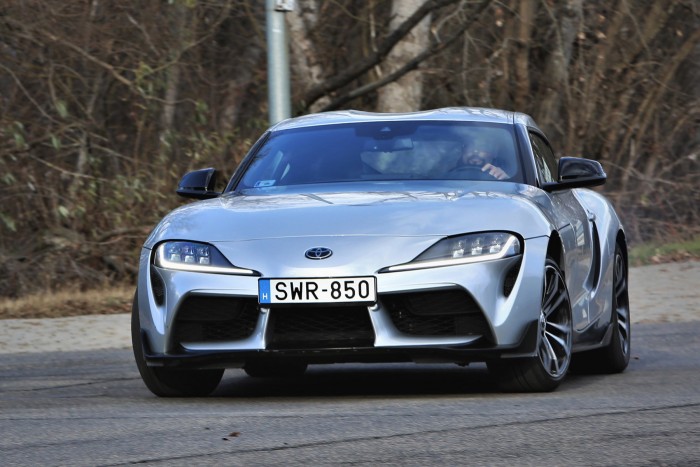 Toyotának furcsa, de négy hengerrel is sportautó a Supra 87 Toyotának furcsa, de négy hengerrel is sportautó a Supra 87