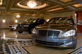 Ennél fényűzőbb és egyben bizarrabb garázst még nem láttunk