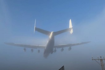 Leszálláskor szétvágta a felhőket a világ legnagyobb repülője