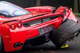 Csúnyán összetört egy Ferrari Enzo, amit vélhetően nem a tulaj vezetett