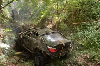 Elegáns üzleti szedánnak született, de végül terepnyűvő gépszörnyként végezte ez a BMW