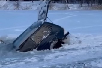 Menteni akarták a jégből, de recsegve tört darabokra a Lada Niva