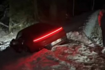 Toyota húzta ki a havas úton árokba csúszott Porschét 