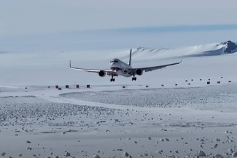 Így száll le egy utasszállító repülő az Antarktisz jegére 