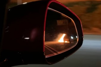 Egy Teslát akart lenyomni a tuningolt Nissan, de menet közben lángra lobbant