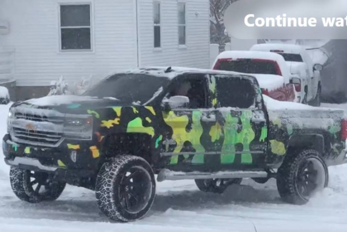 Röhögni ér a hó ellen csatát vesztő amerikai emelt furgonon