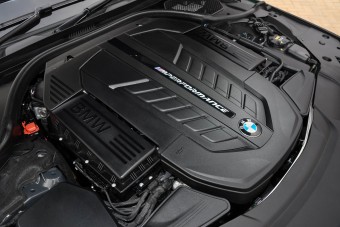 Búcsúzik a BMW V12-es motorja 