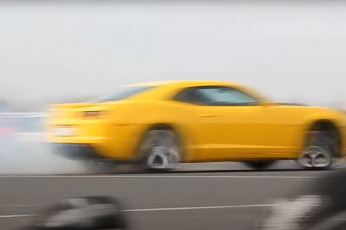 Egy hazai reptéren füstölték le a gumit Űrdongóról