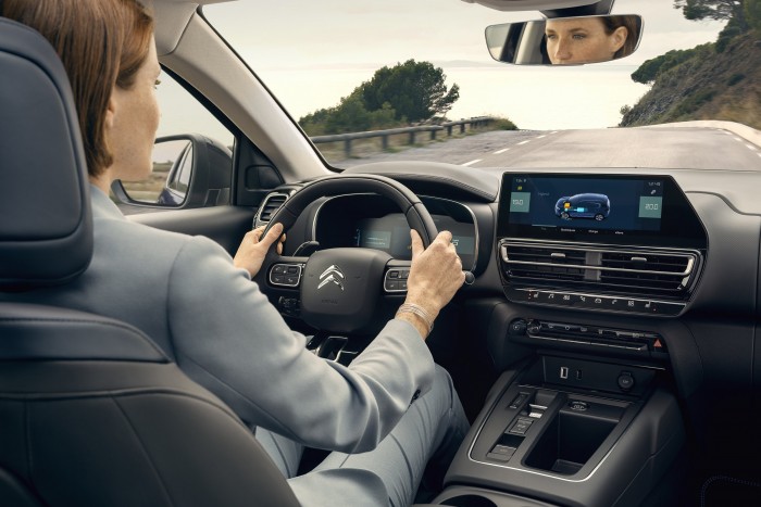 Karakteresebb megjelenés, változatlan technika 7