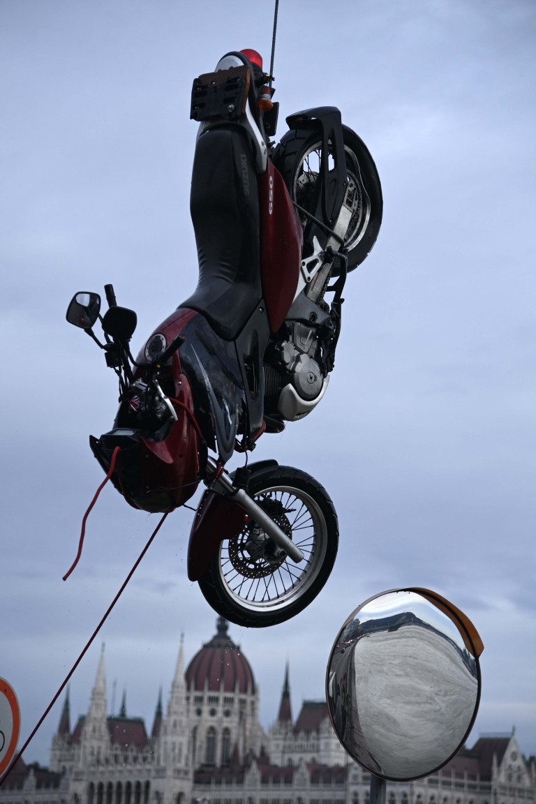 Motor zuhant a Dunába Budapesten, fotókon a mentés 1