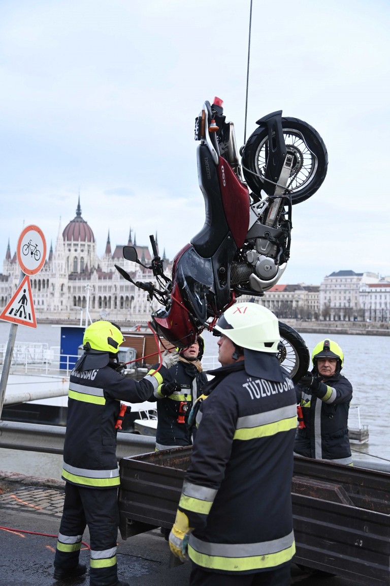 Motor zuhant a Dunába Budapesten, fotókon a mentés 2