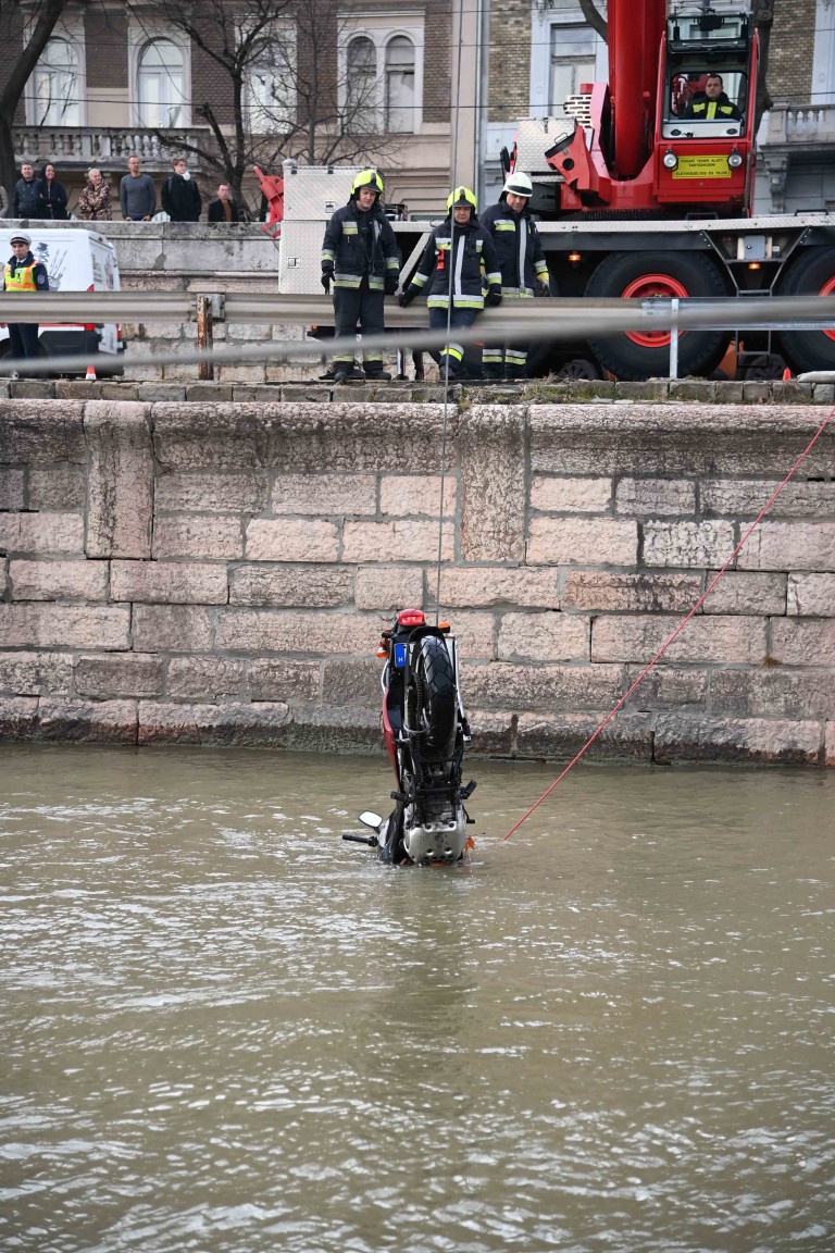 Motor zuhant a Dunába Budapesten, fotókon a mentés 3