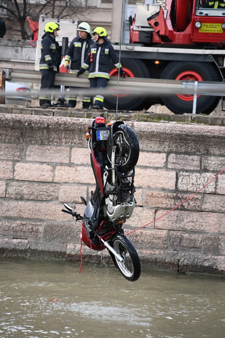 Motor zuhant a Dunába Budapesten, fotókon a mentés 4