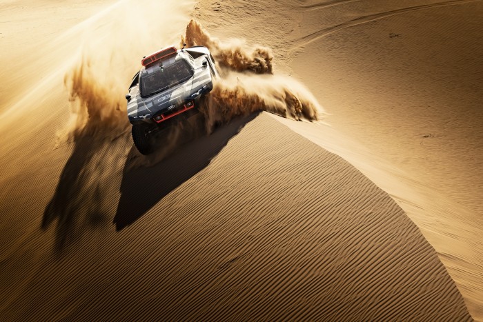 Gyengélkednek a hibrid Audik a Dakar-ralin