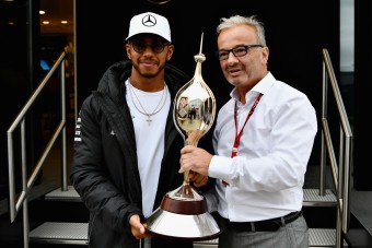 F1: Nyolc év után elvették Hamilton trófeáját