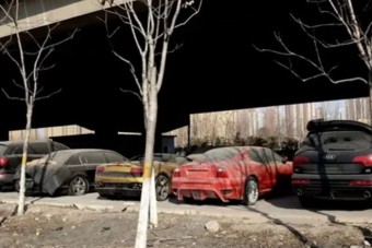 10 éve eszi a rozsda a felüljáró alatt hagyott luxus- és sportautókat