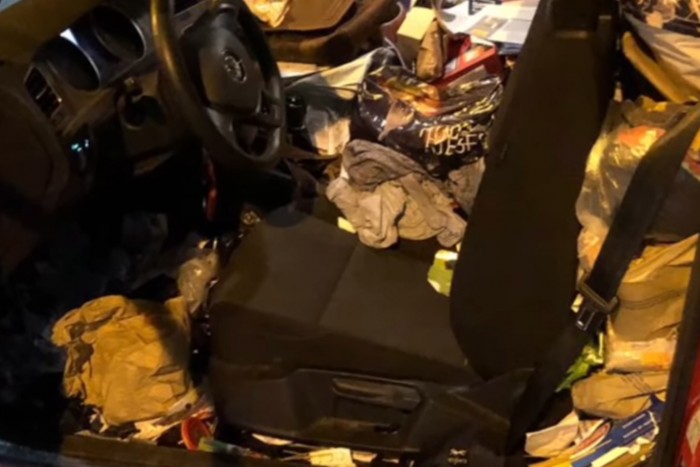 Annyi szemét volt az autójában, hogy nem hittek a szemüknek a rendőrök