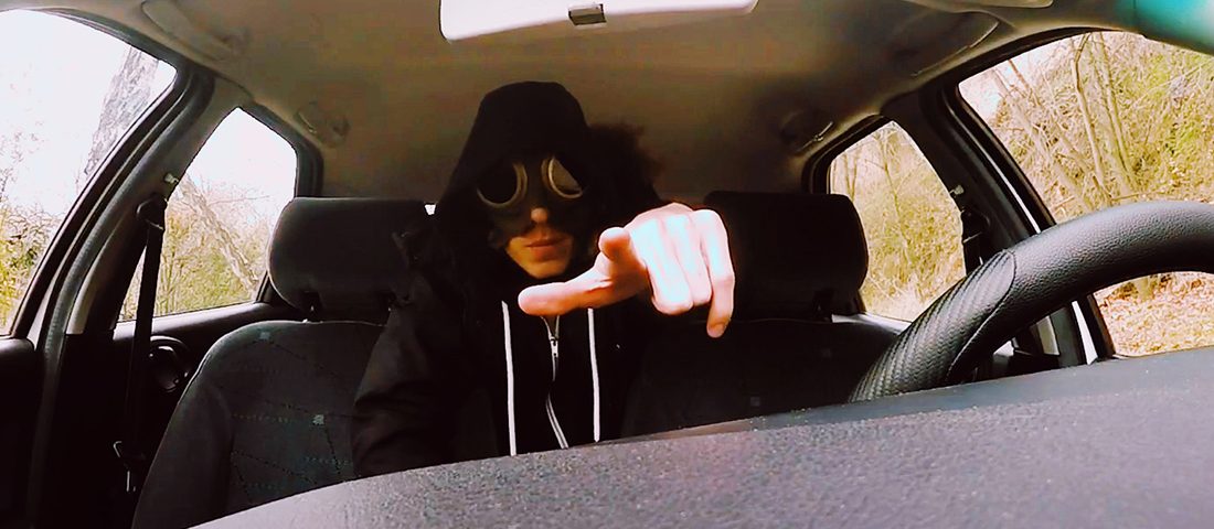 Egy fiatal srác rappeli el a hazai benzinkutasok himnuszát