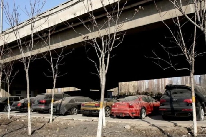 10 éve eszi a rozsda a felüljáró alatt hagyott luxus- és sportautókat 1