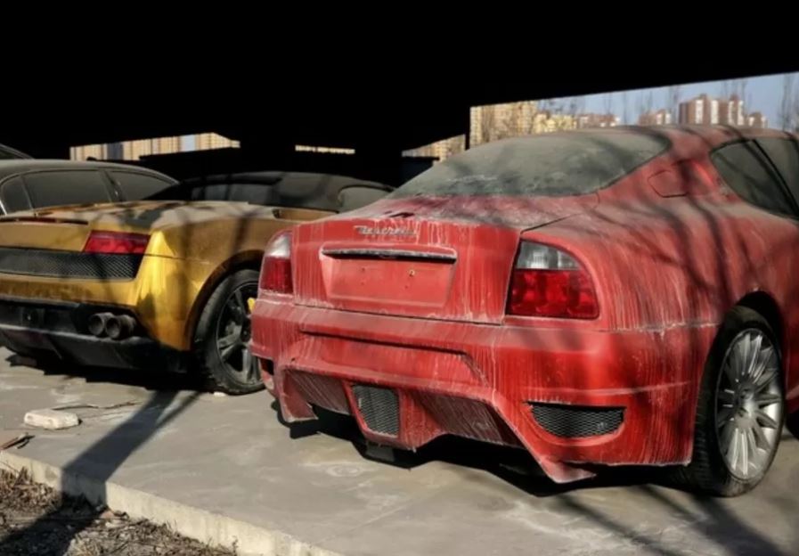 10 éve eszi a rozsda a felüljáró alatt hagyott luxus- és sportautókat 4