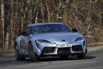 Toyotának furcsa, de négy hengerrel is sportautó a Supra