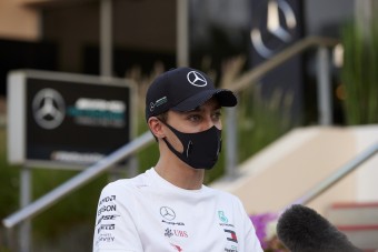 F1: Russell kihajította a Mercedest 
