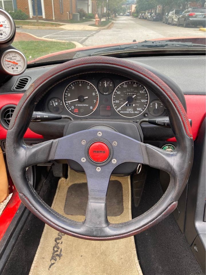 Kicsit koszos, kicsit szakadt, de érdekes ez a BMW-arcot viselő Mazda 4