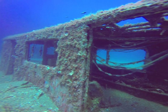 Metrókocsikat dobtak a tengerbe, bár ne tették volna