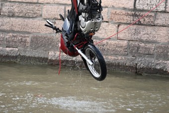 Motor zuhant a Dunába Budapesten, fotókon a mentés