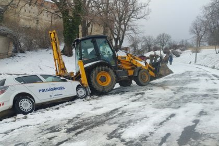 A hó és a jég kibabrált a baranyai polgárőrökkel, de végül minden jóra fordult 1 A hó és a jég kibabrált a baranyai polgárőrökkel, de végül minden jóra fordult 1