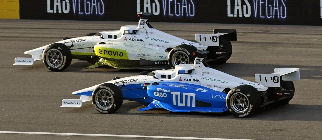 280 km/órával köröztek a robotautók a versenypályán