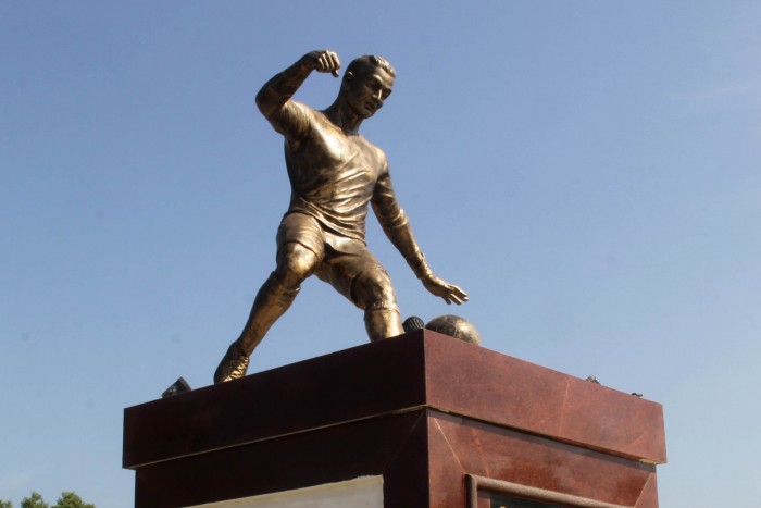 Újabb bűn ronda szobrot kapott Ronaldo, tiltakoznak is miatta