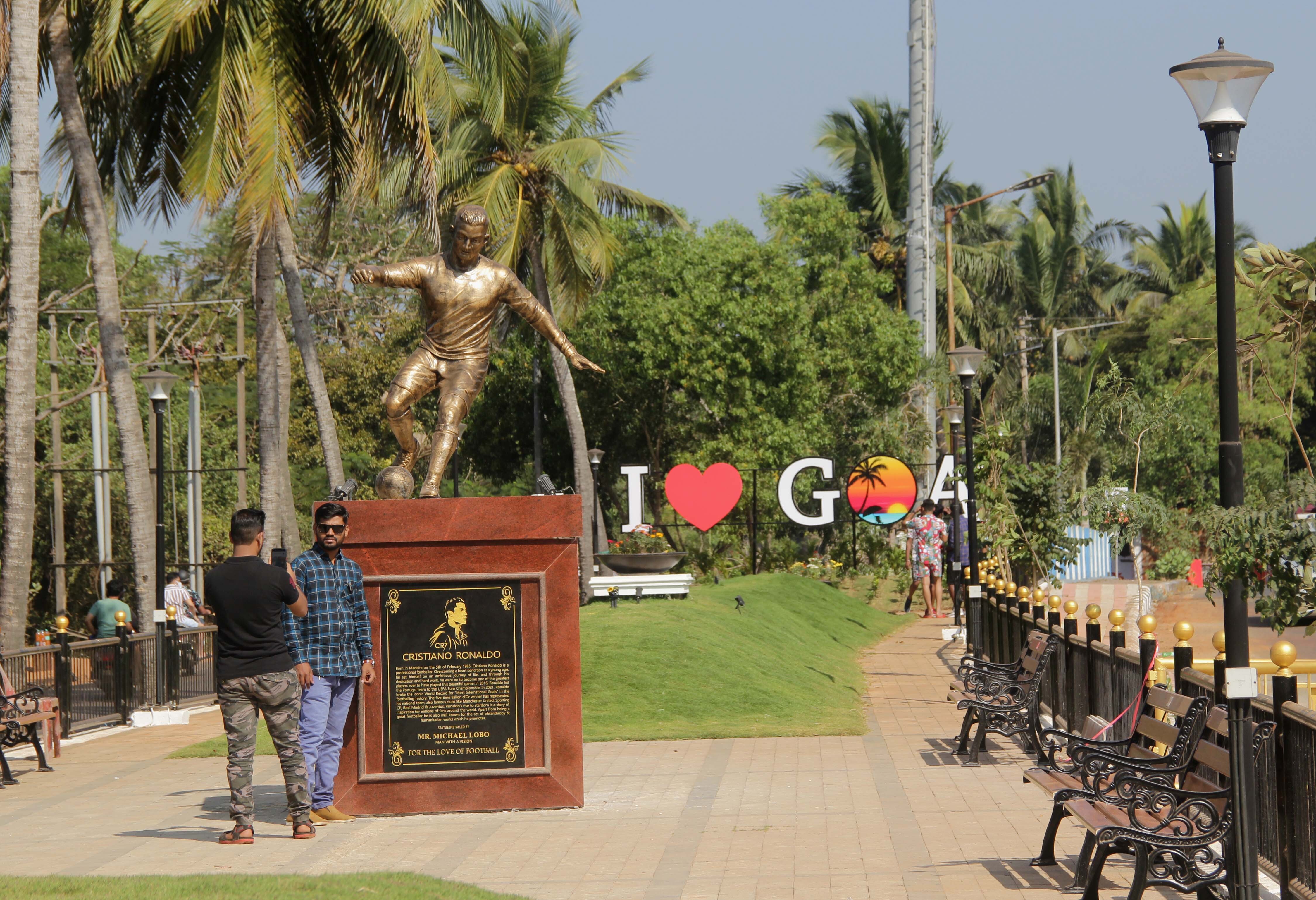 Újabb bűn ronda szobrot kapott Ronaldo, tiltakoznak is miatta 2 | Vezess Újabb bűn ronda szobrot kapott Ronaldo, tiltakoznak is miatta 2