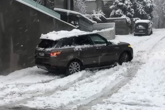 Ez a Range Rover téli gumival sem tudott megküzdeni a havas emelkedővel 