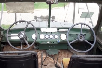 Ennek az UAZ-nak nem azért van két kormánya, mint elsőre gondolnád