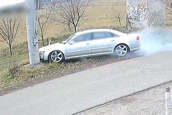 Villanyoszlop állította meg a rendőrök elől menekülő autóst Pesten