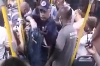 Utasokkal teli buszon szülte meg kisfiát egy nő