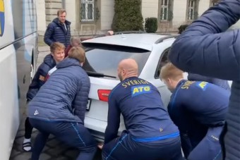 Puszta kézzel tettek arrébb egy autót a svéd kézisek Budapesten
