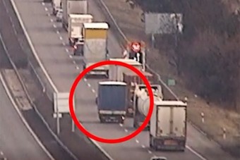 Súlyos balesetet vett fel a Magyar Közút kamerája az M1-esen, helikopter jött a sofőrért